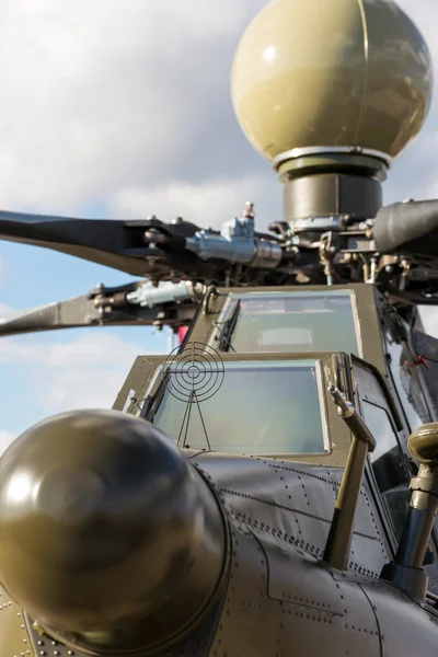 Frente a un helicóptero de ataque militar — Foto de Stock