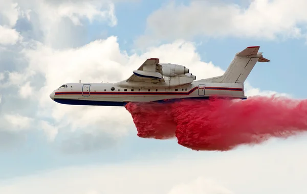Havadan yangın söndürme dökün su uçan — Stok fotoğraf