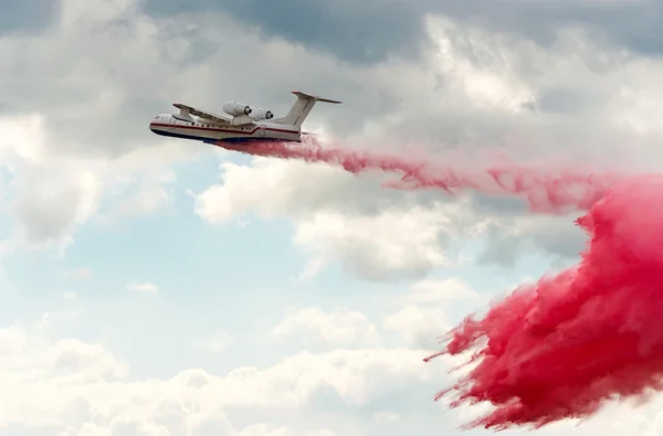 Fliegende Brandbekämpfung aus der Luft — Stockfoto