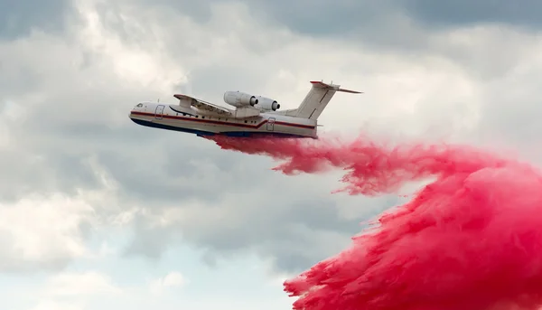 Repülő légi tűzoltó pour víz Jogdíjmentes Stock Fotók