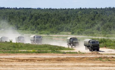 askeri kamyon toprak yolda gitmek