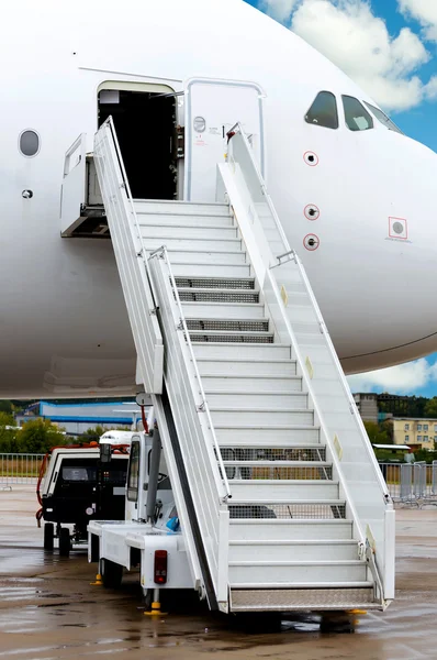 Avión de pasajeros grande con escalera —  Fotos de Stock