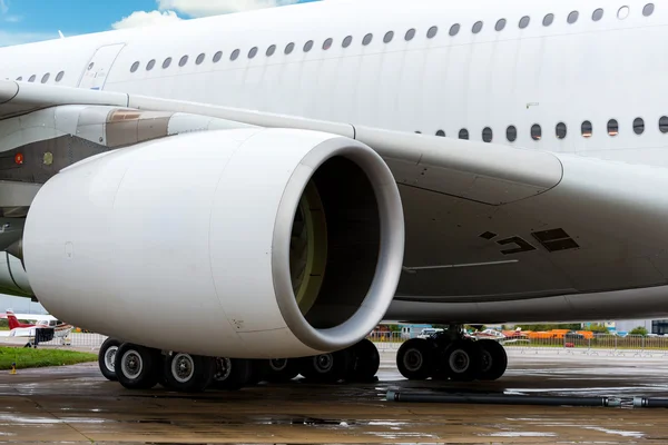 Avión de pasajeros grande —  Fotos de Stock