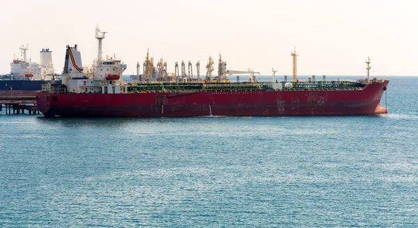 Limanda palamarla eski kimyasal tanker — Stok fotoğraf