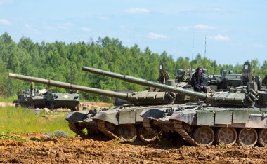 Tankman tank üzerinde oturur