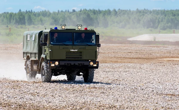 Véhicule militaire va sur la route poussiéreuse — Photo