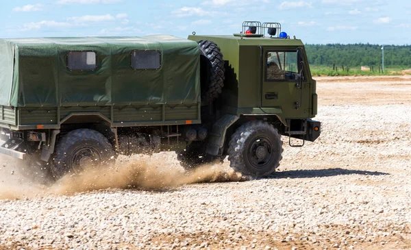 Militair voertuig gaat op de stoffige weg — Stockfoto