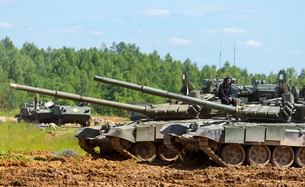 Tankman siedzi na zbiorniku — Zdjęcie stockowe