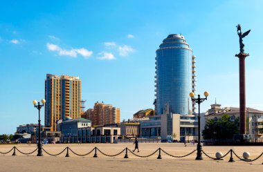 Novorossiysk deniz kenarı bir şehirdir.