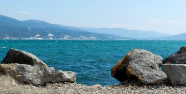 Deniz ve mavi gök taşları