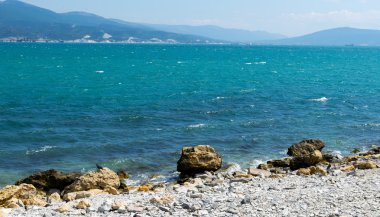 Deniz ve mavi gök taşları