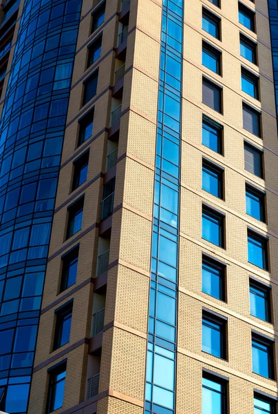 Moderna fachada espejo edificio en tono azul — Foto de Stock