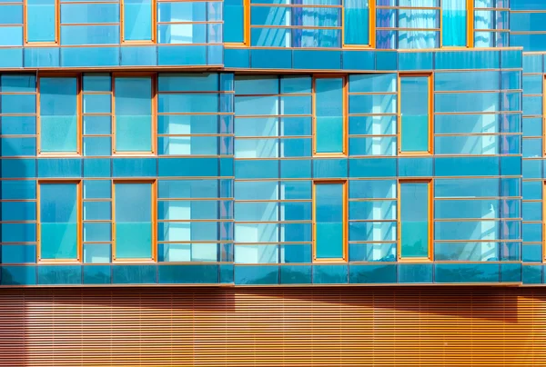 Façade miroir bâtiment moderne en ton bleu — Photo