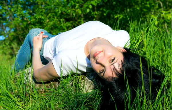 Die schöne Frau, die auf Stein liegt — Stockfoto