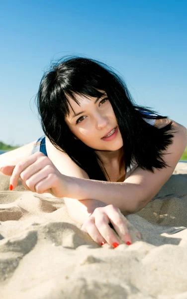 Nyári a homokos tengerparton fekvő szexi nő. — Stock Fotó