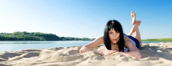 Sexy žena leží na písečné pláži v létě. — Stock fotografie