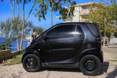 Saranda, Arnavutluk - 18 Ekim 2020: Arnavutluk 'ta siyah araba Smart Mercedes-Benz
