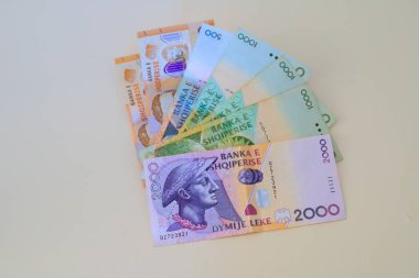 Saranda, Arnavutluk - 21 Ekim 2020: Arnavut leki masaya para yatırıyor 