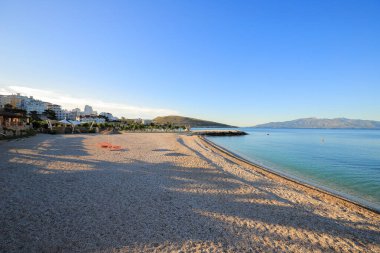 Arnavutluk 'un Saranda kentinde deniz manzaralı Mango plajı