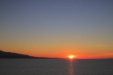 Güzel kızıl gün batımı Denizde