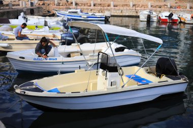 Saranda, Arnavutluk - 18 Ekim 2020: Saranda kentindeki limanda tekne