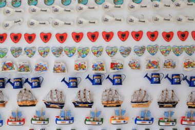 Saranda, Arnavutluk - 18 Ekim 2020: Saranda kentindeki mağazada hediyelik eşya