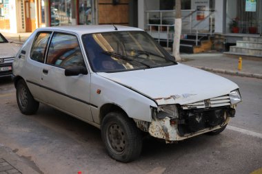 Saranda, Arnavutluk - 18 Ekim 2020: Sokaktaki eski araba