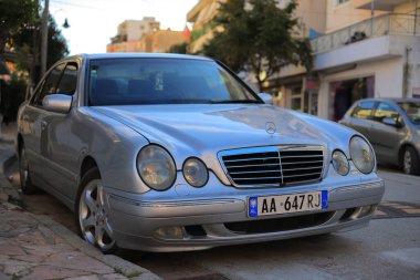 Saranda, Arnavutluk - 18 Ekim 2020: Mercedes-Benz W210 Arnavutluk 'ta