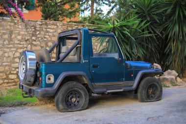 Saranda, Arnavutluk - 18 Ekim 2020: Eski bozuk cip 4x4 Sokakta