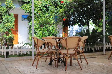 Bir kafede masa ve sandalyeler.