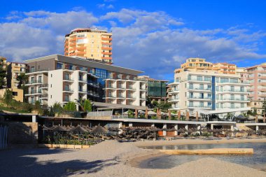 Saranda şehrinde oteller ve deniz manzarası