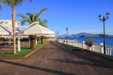 Saranda 'daki lüks, modern bir otel.