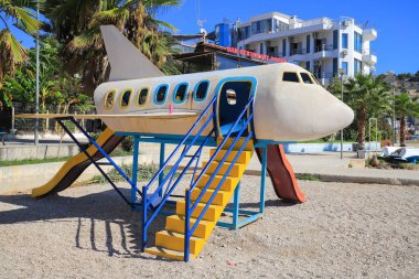 Saranda, Arnavutluk - 19 Ekim 2020: Saranda sahilindeki oyun parkında uçak