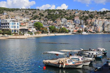 Saranda, Arnavutluk - 19 Ekim 2020: Arnavutluk 'un Saranda kentinde tekne limanı