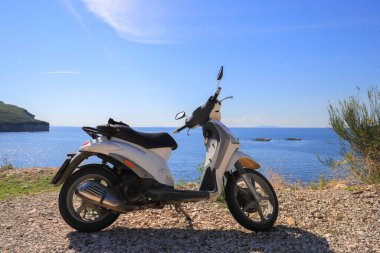 Denizin arka planında scooter