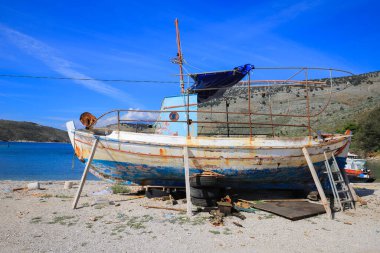 Porto Palermo, Arnavutluk - 21 Ekim 2020: 4x4 Limandaki plajda bir cip arabası