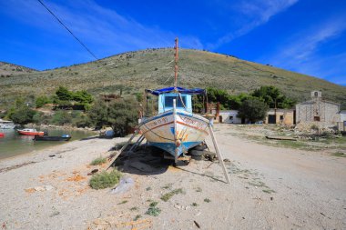 Porto Palermo, Arnavutluk - 21 Ekim 2020: 4x4 Limandaki plajda bir cip arabası