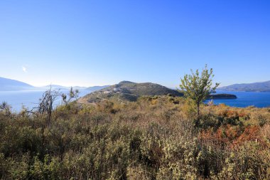 Deniz manzaralı ve dağlı güzel bir manzara.