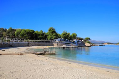 Ksamil tatil köyündeki güzel sahil.
