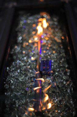 Apartmanda yanan biyolojik şömine.