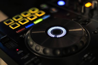 DJ uzaktan karıştırıcı. Gece kulübü, parti..