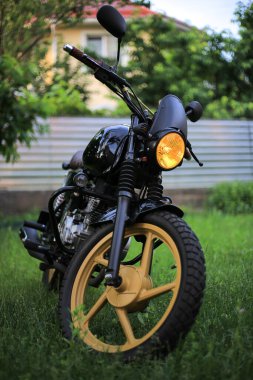 Siyah motosiklet kafeteryası yarışçısı