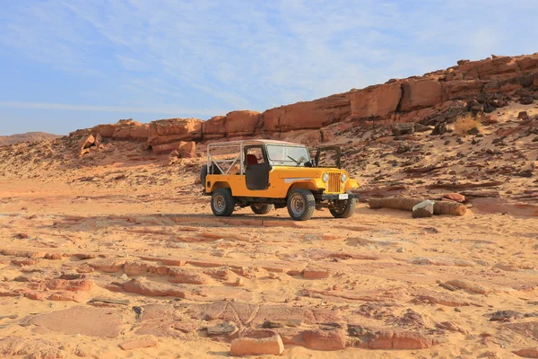 吉普车在沙漠中ην έρημο — 图库照片