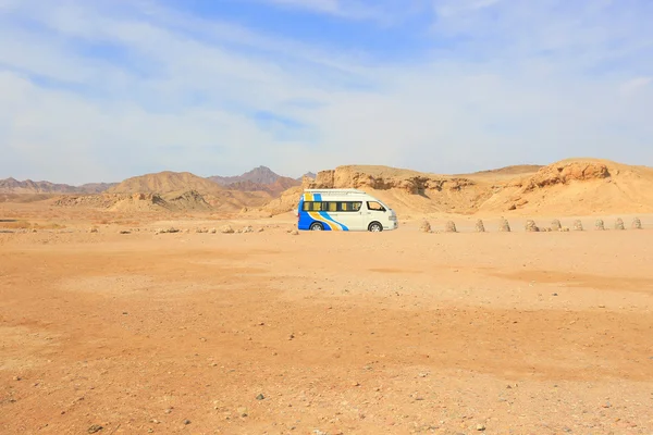 运输车在沙漠中 — 图库照片