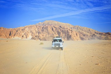 Çölde 4 x 4 araba
