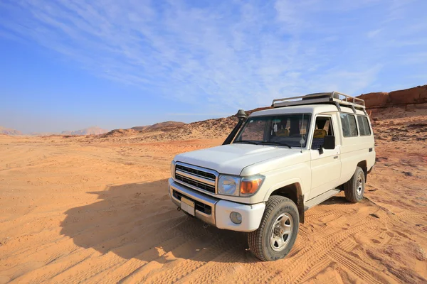 Carro 4x4 no deserto — Fotografia de Stock