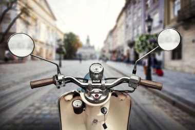 Scooter ve şehir üzerinde bulanık görünüm