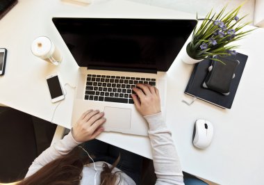 Dizüstü bilgisayarda çalışan kadın