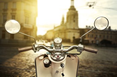 Scooter ve şehir üzerinde bulanık görünüm