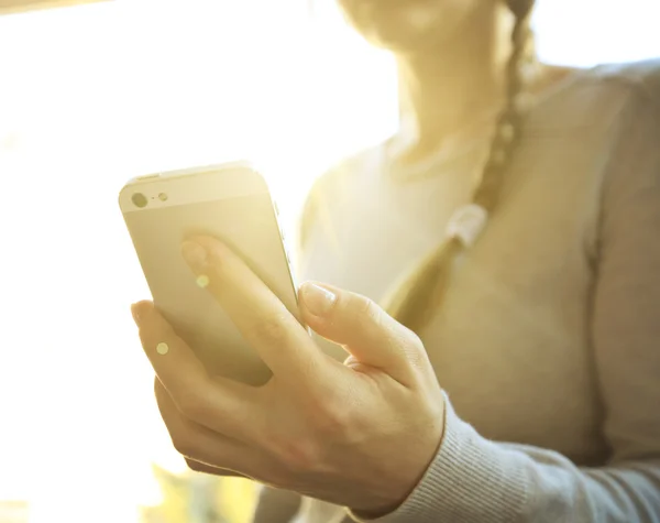 Telefon i kvinna hand — Stockfoto